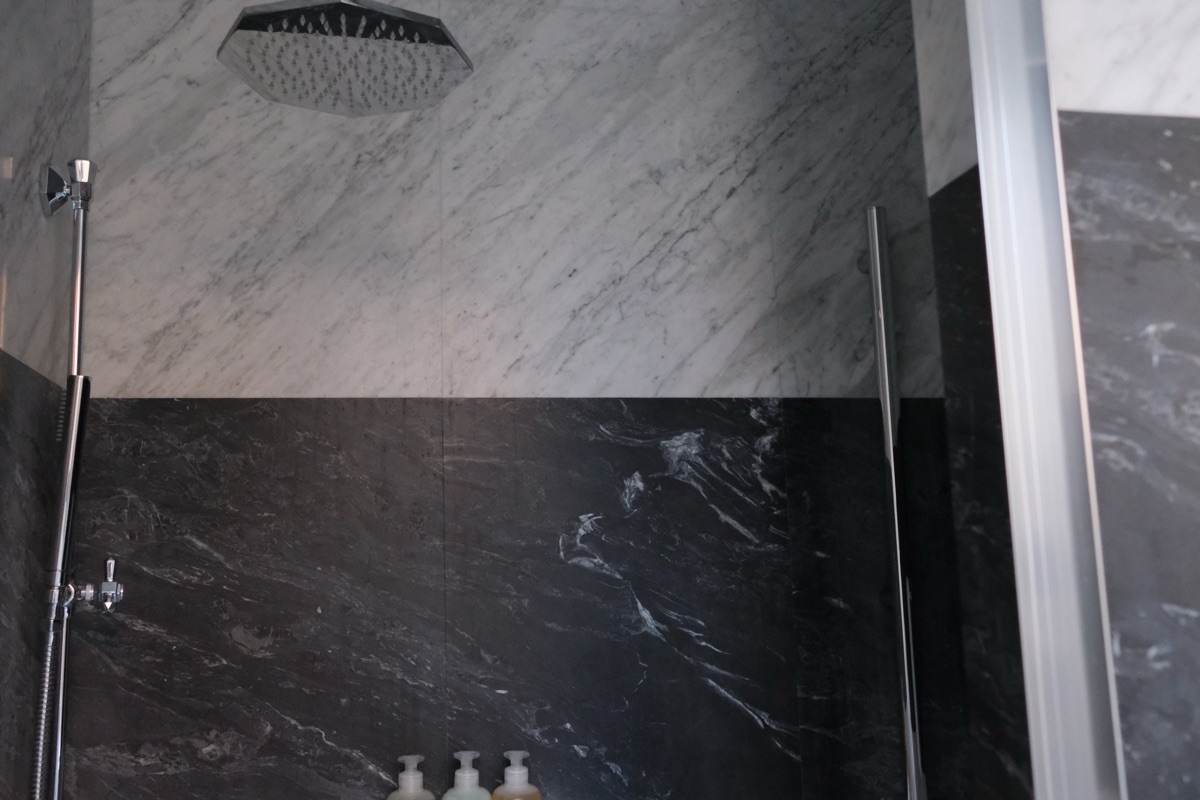 Wローマの客室のシャワー