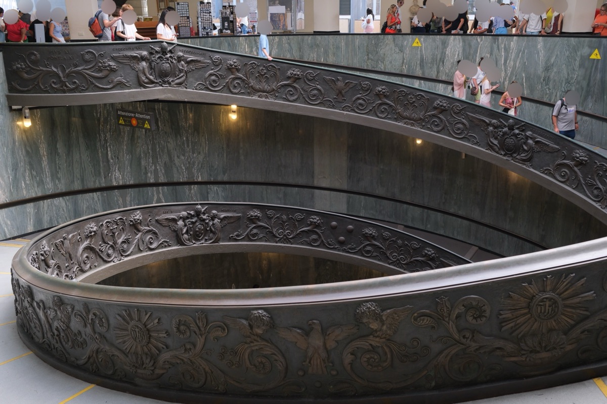バチカン美術館の巨大なスパイラル階段