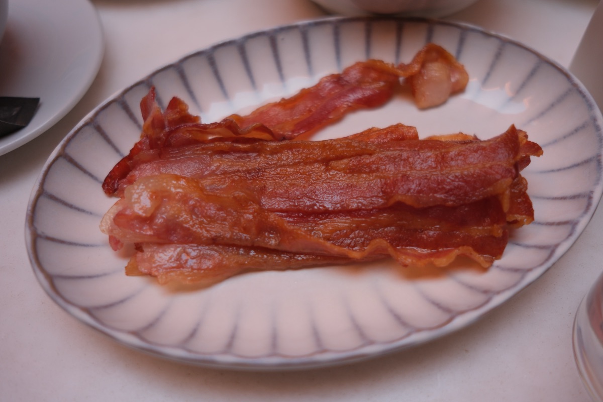 Wローマの朝食のベーコン