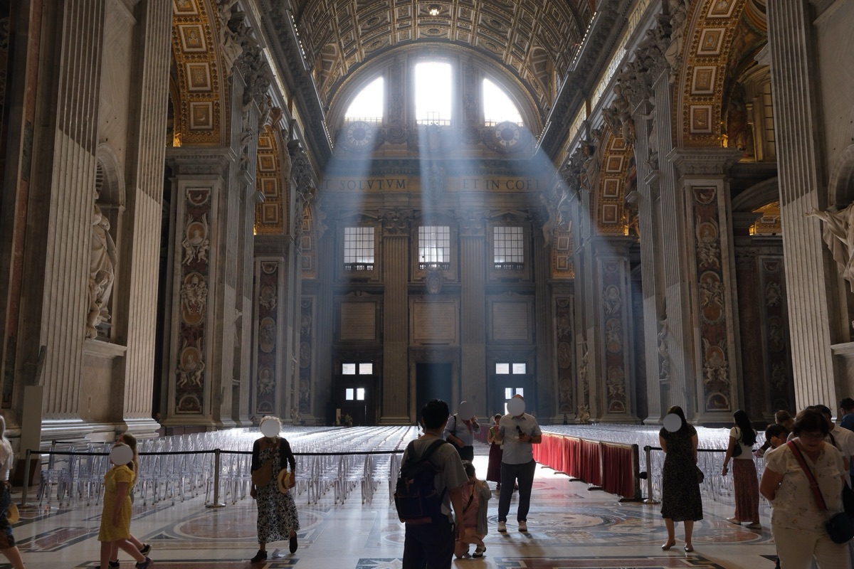 サン・ピエトロ大聖堂の中に日光が差すところ