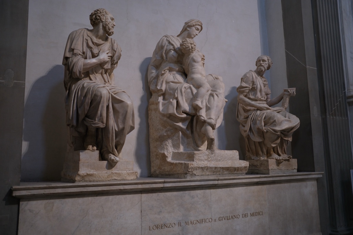 メディチ家礼拝堂の聖具室の彫刻
守護聖人と聖母マリア