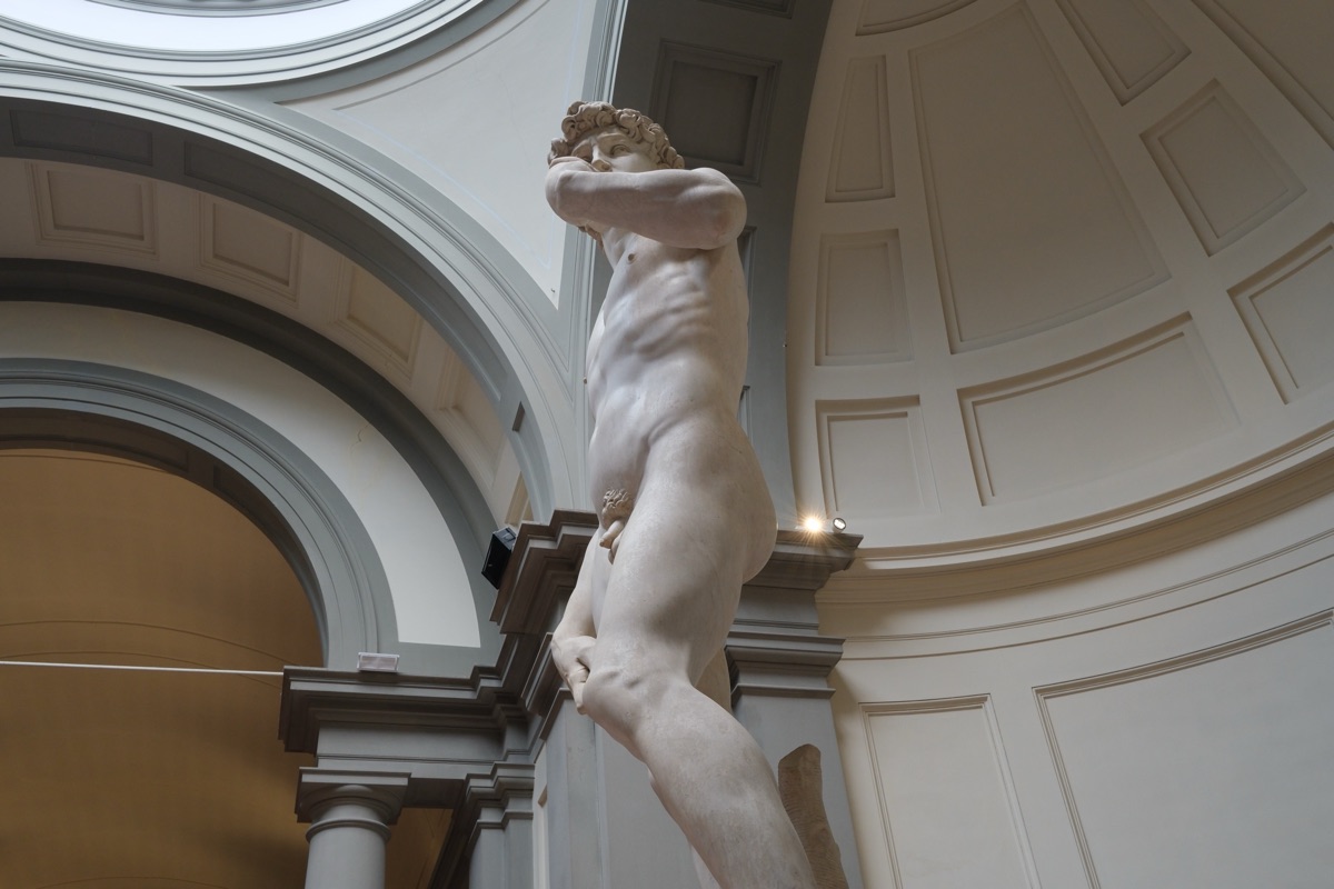 横から見上げたダビデ