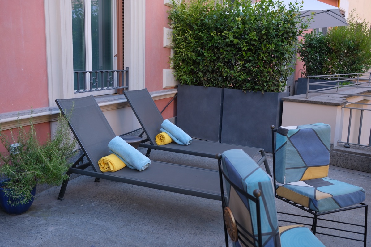 Wローマの客室内のバルコニーのチェア