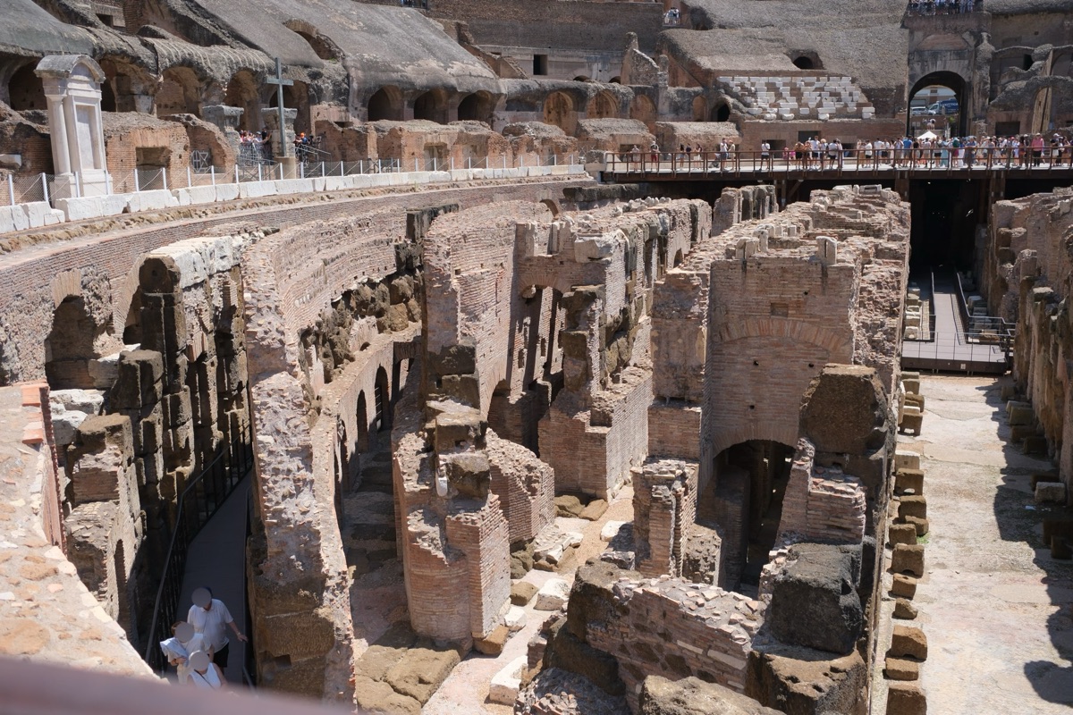 コロッセオの地下
迷路のように壁が残っている