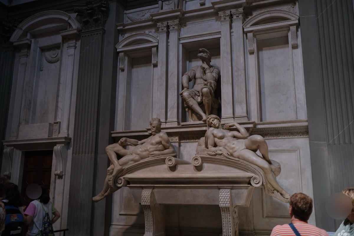 メディチ家礼拝堂の聖具室の彫刻
昼と夜