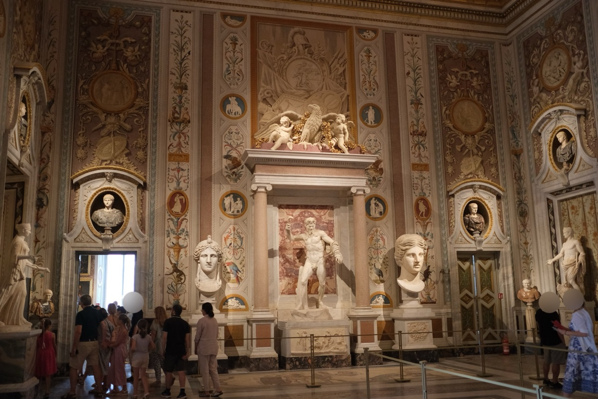 (中央の像)戦うサテュロス