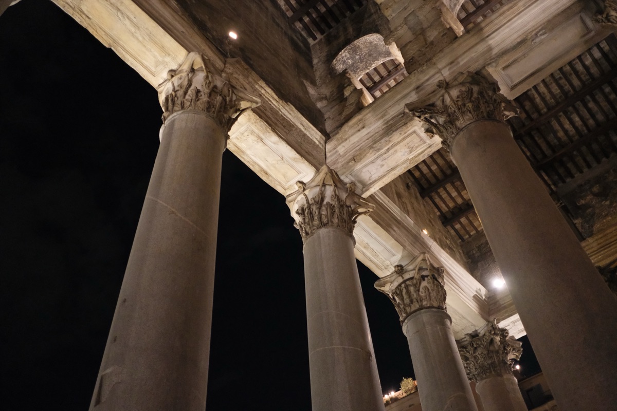 入り口のコリント式の柱