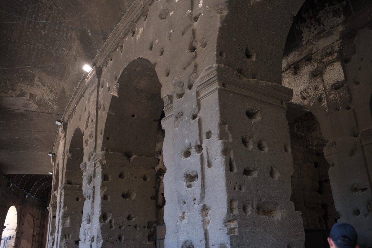 コロッセオの内側の柱
沢山穴が空いている