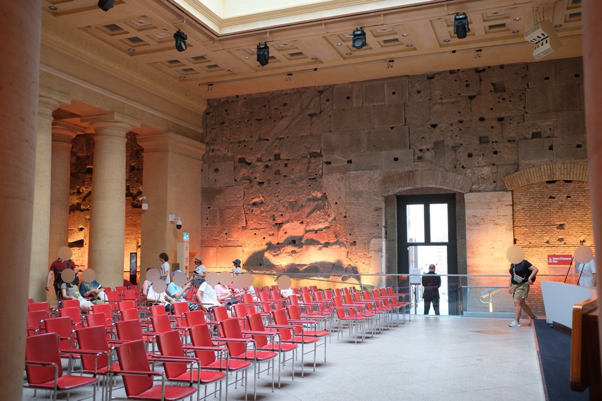 アドリアーノ神殿の内部