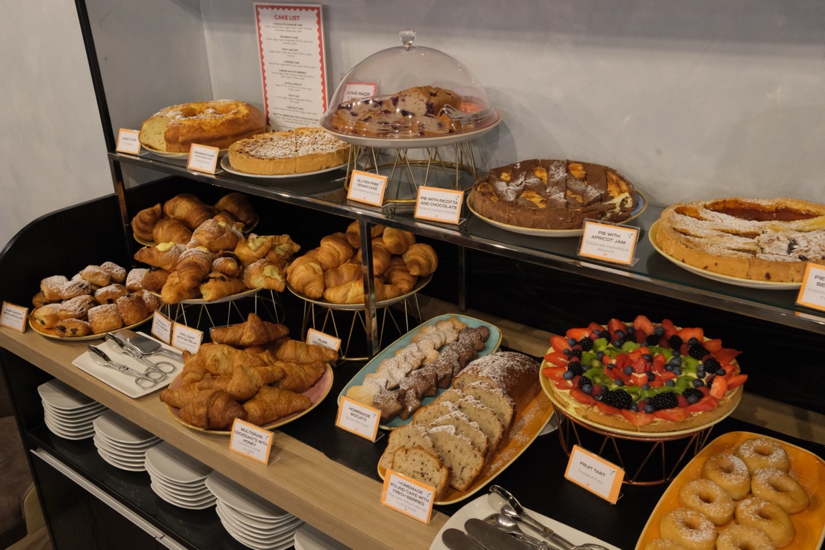 iQ ホテル ローマの朝食のペイストリーコーナー