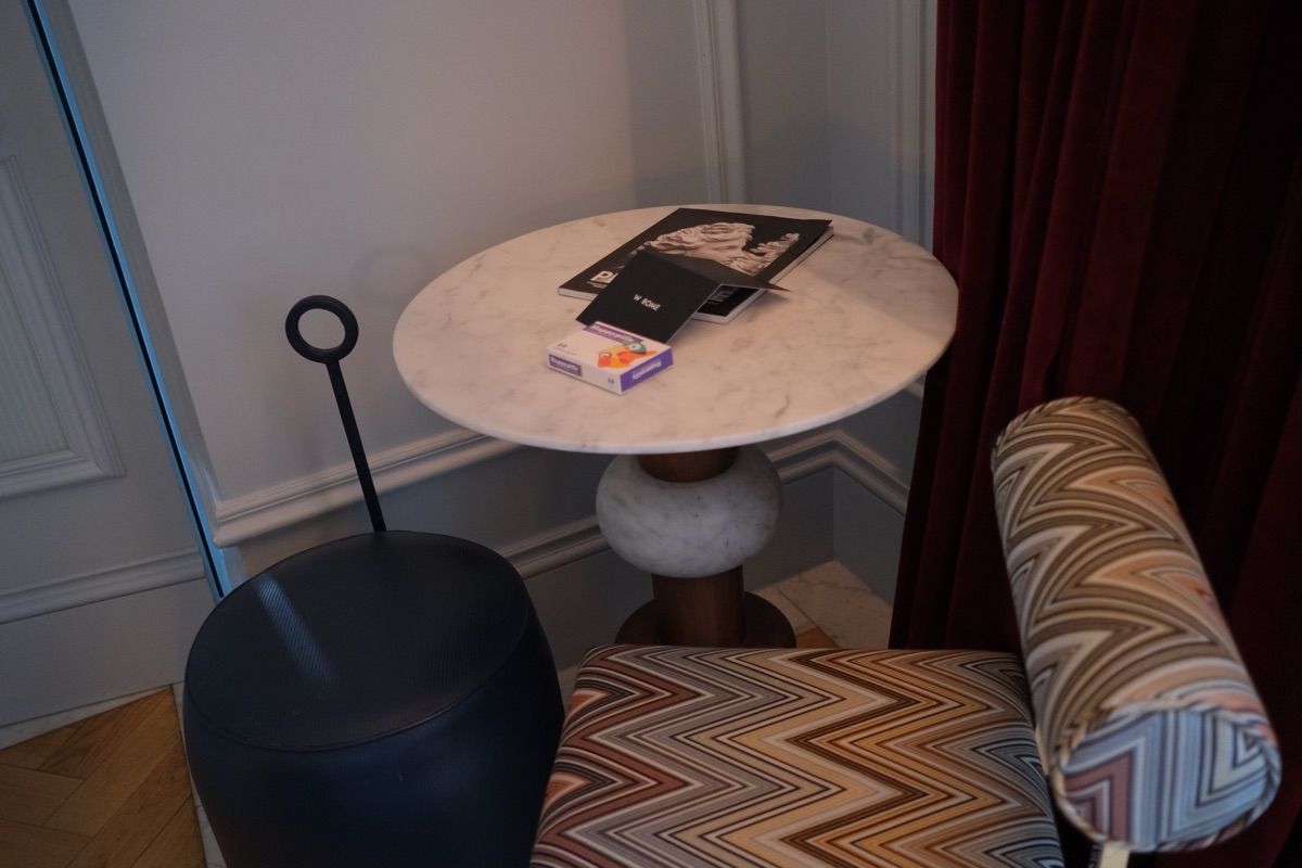 Wローマの客室内のテーブルと椅子