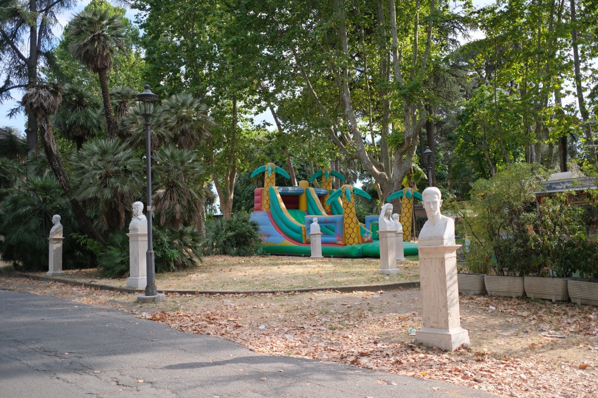 ボルゲーゼ公園の遊具と胸像