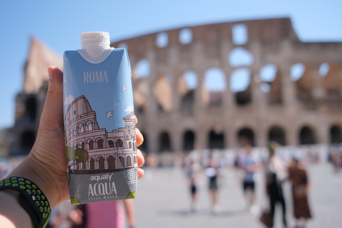 コロッセオが描かれた飲料水のボトル