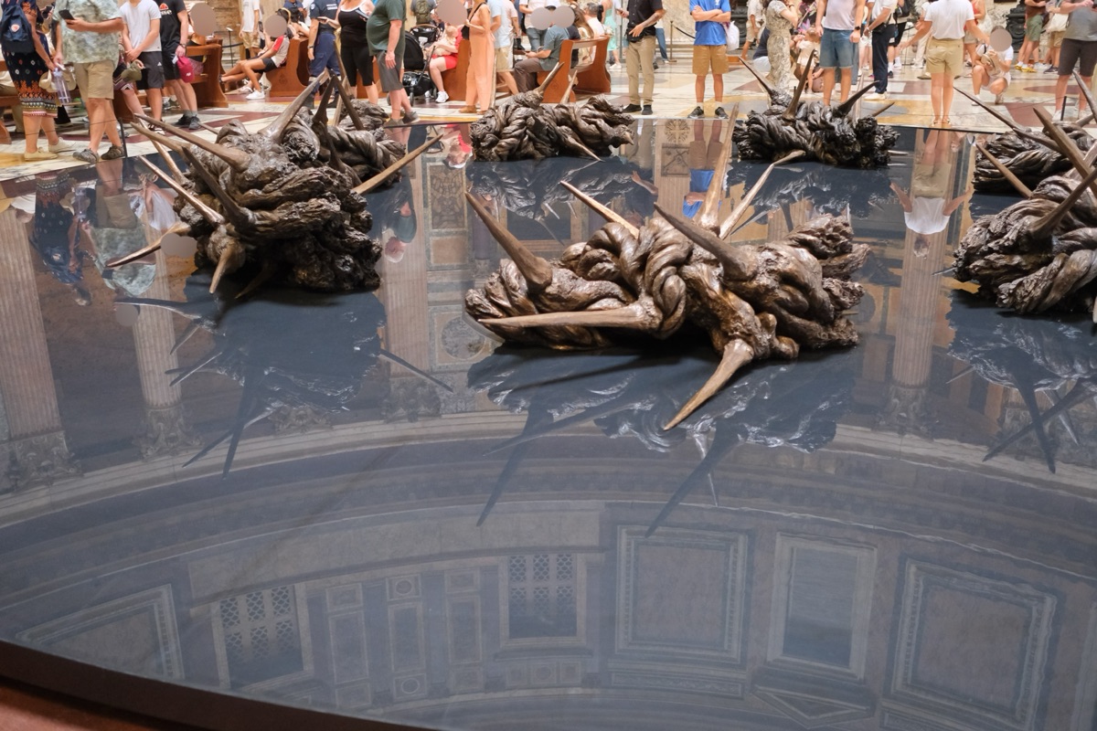 パンテオンの中心に設置されていた水盤
栄光の冠（Corona Gloriae）という作品