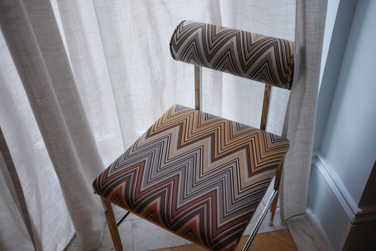 Wローマの客室内の椅子
ファブリックがWの模様