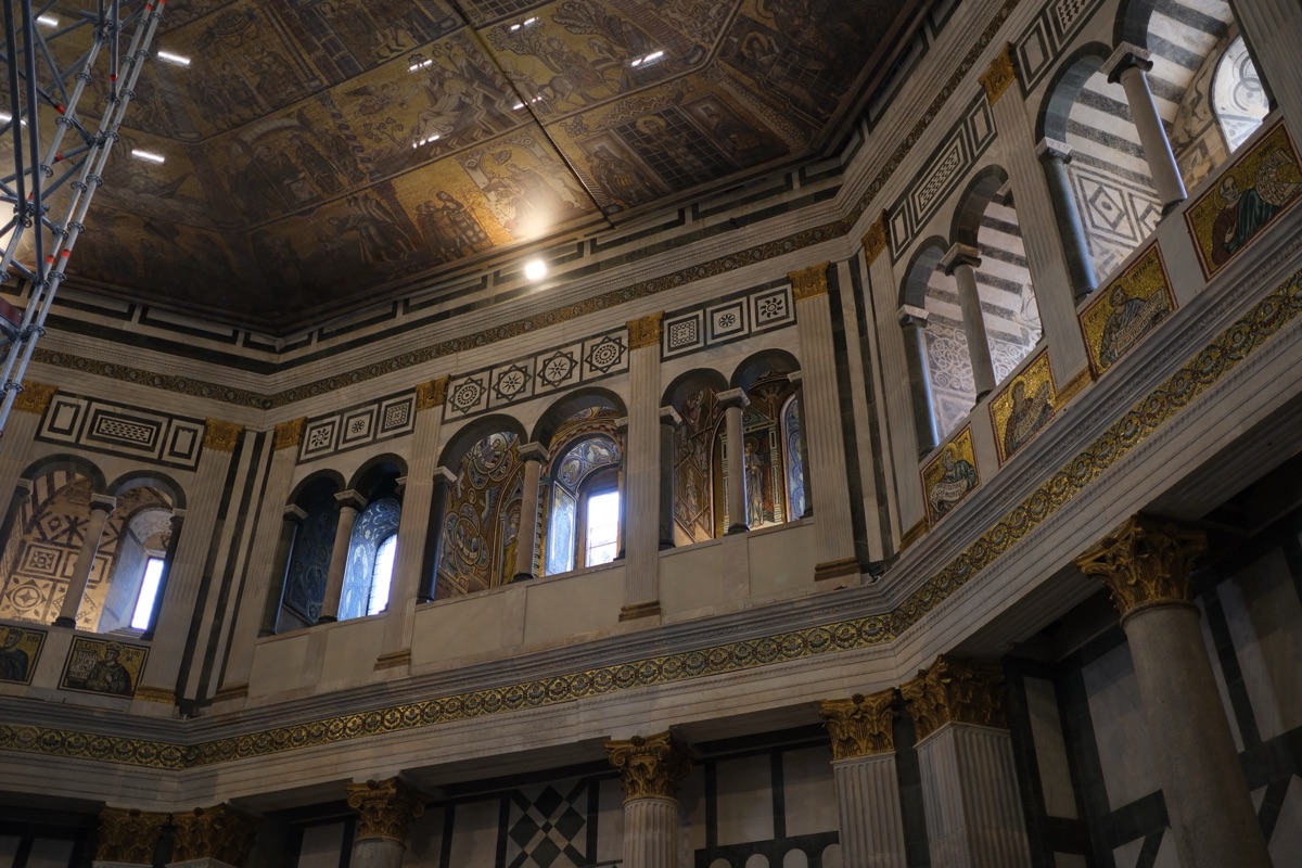 サン・ジョヴァンニ洗礼堂の２階回廊を下から見上げたところ