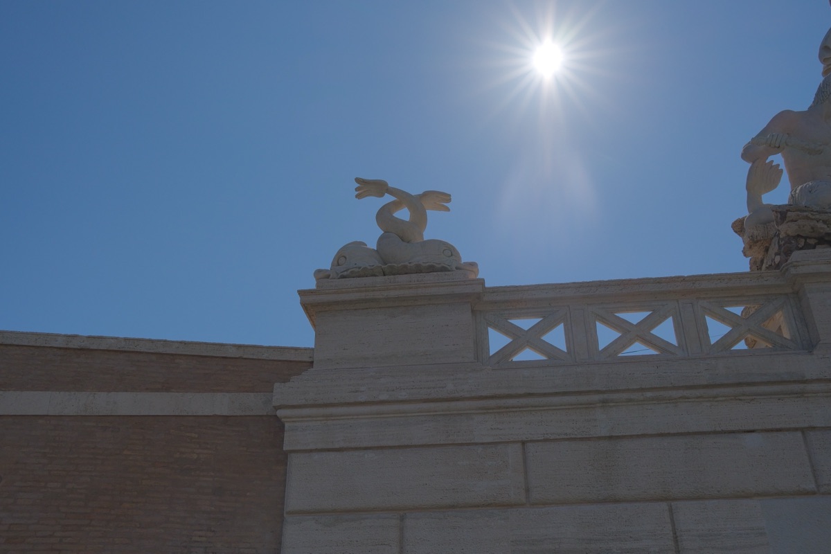 ポポロ広場のネプチューンの広場のイルカ