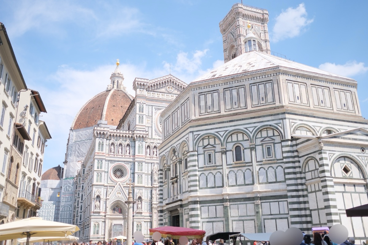 写真奥にサンタ・マリア・デル・フィオーレ大聖堂