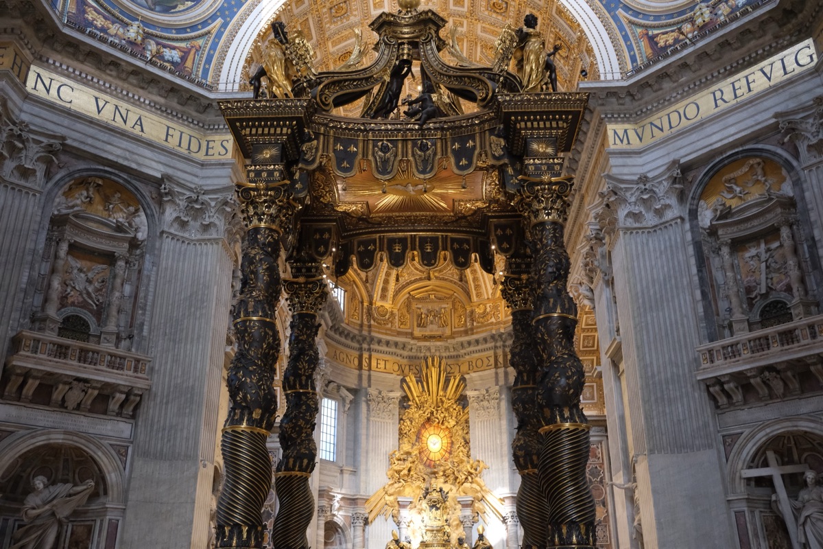 サン・ピエトロ大聖堂の天蓋と聖霊