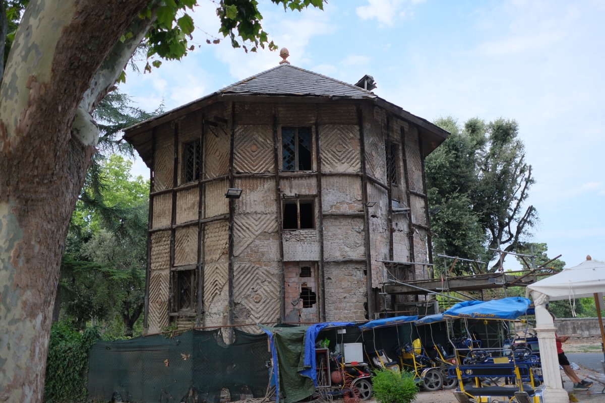 ボルゲーゼ公園の壊れそうな建物