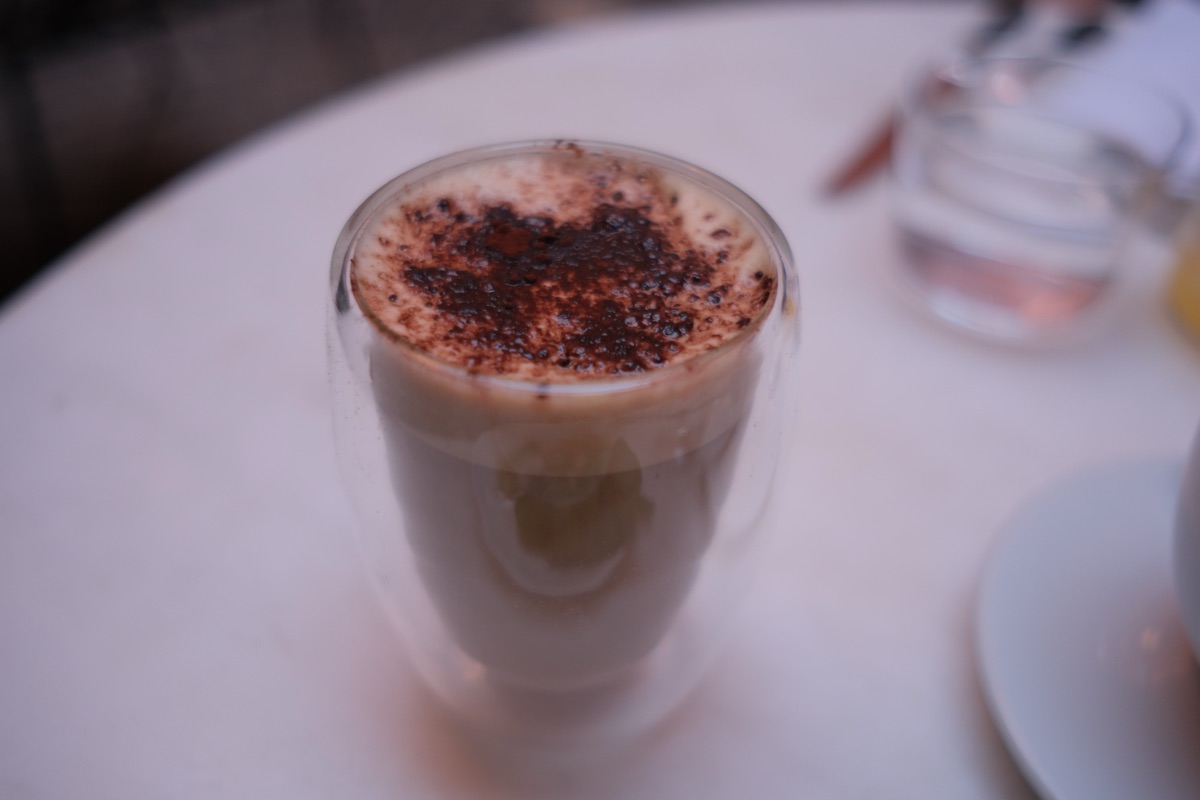 Wローマの朝食のカプチーノ、ココアパウダーがけ