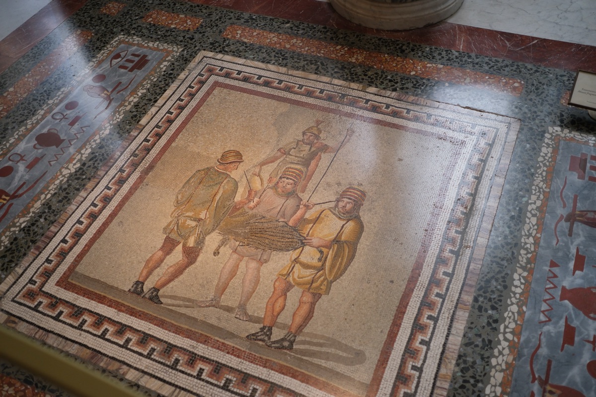 3月の寓意を表す床モザイク