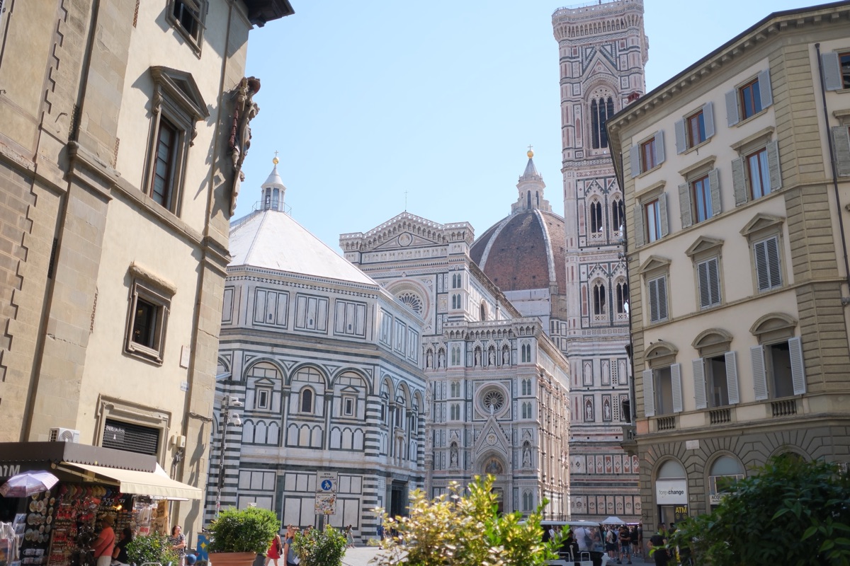 フィレンツェの街並みに溶け込むドゥオーモ・洗礼堂・ジョットの鐘楼