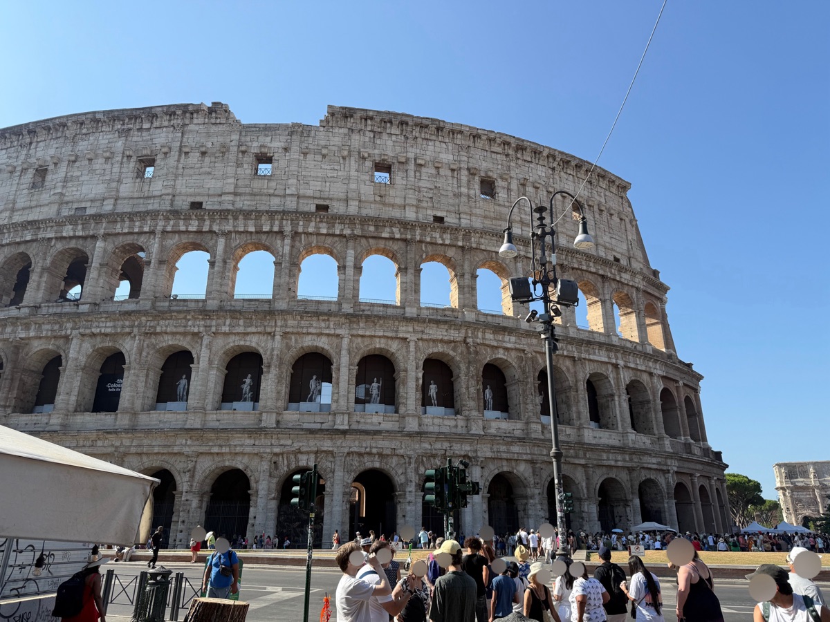 地下鉄駅の出口から見たコロッセオ