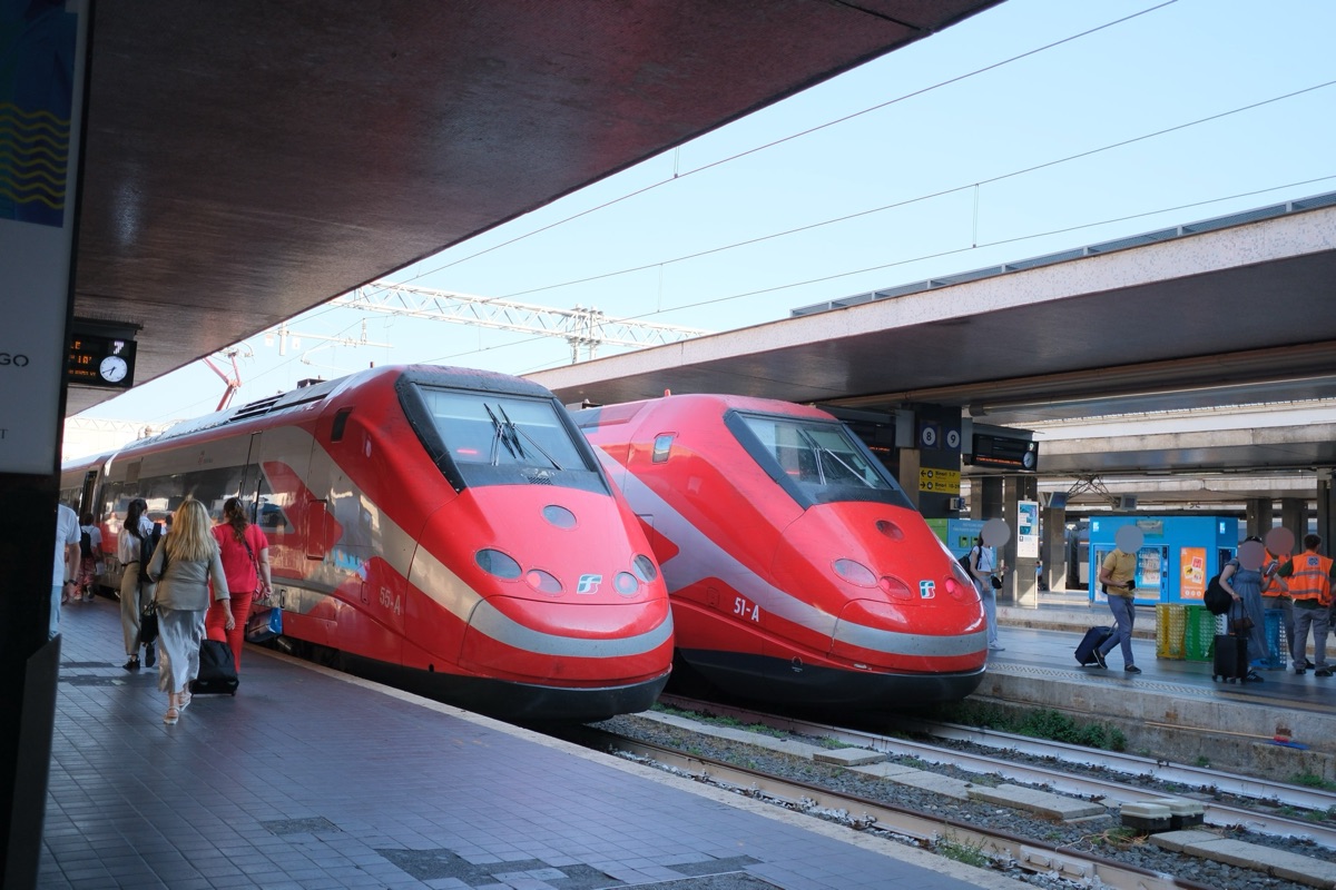 ローマ・テルミニ駅でフレッチャロッサが並ぶところ