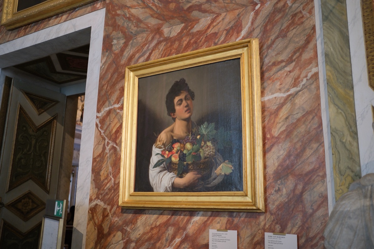 果物籠を持つ少年