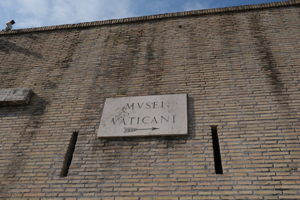 バチカン美術館のラテン語表記の看板