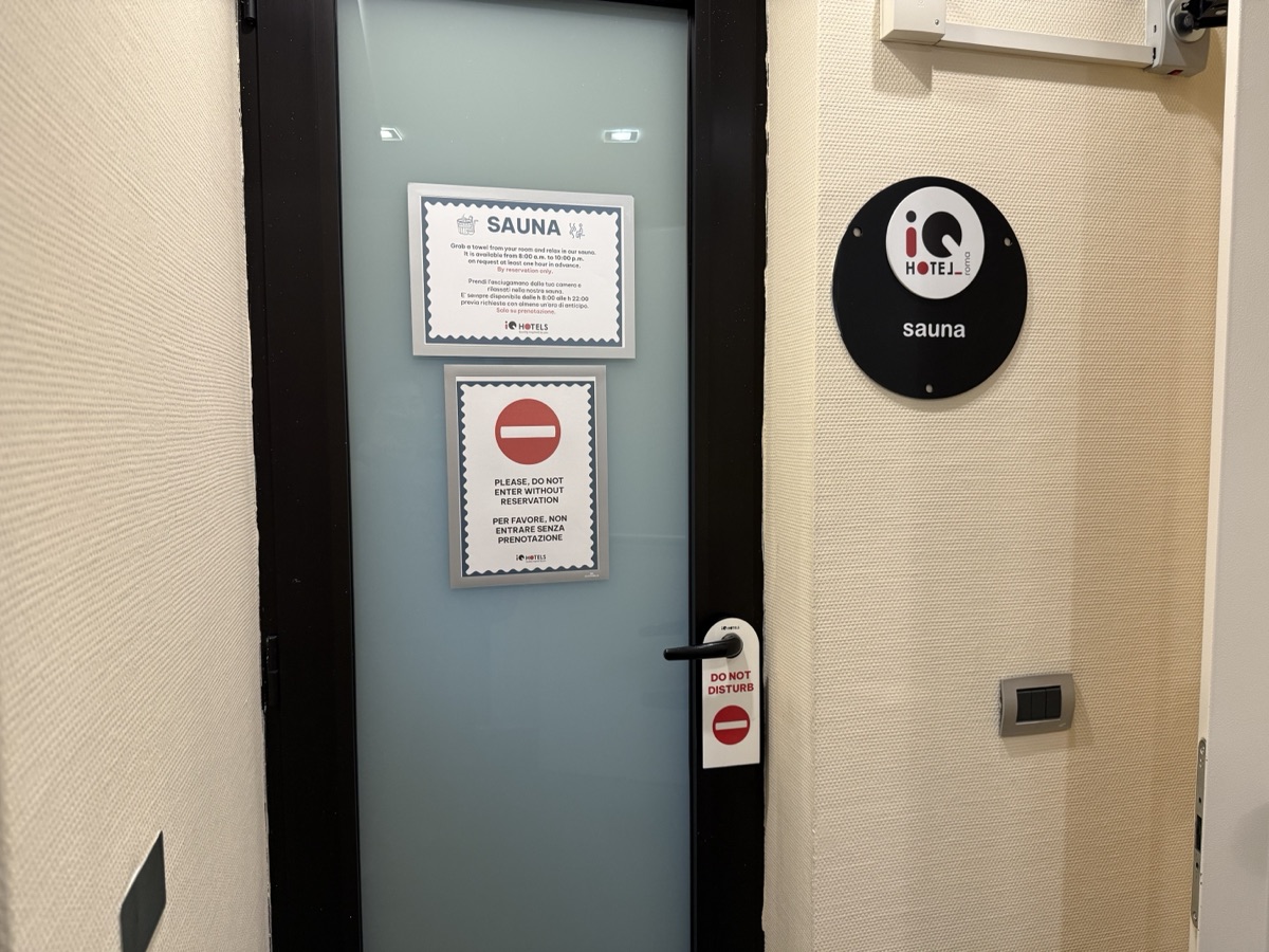 iQ ホテル ローマのドライサウナのドア