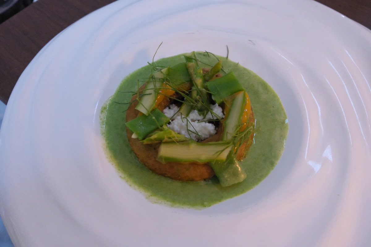 野菜とハーブのアクアコッタ仕立てのシュー生地