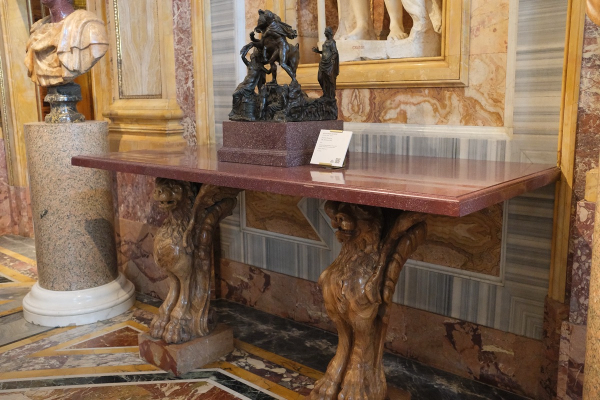 グリフィンのテーブル