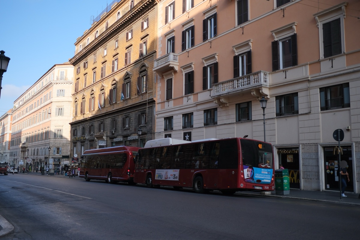 ローマ市内を走る路線バス
