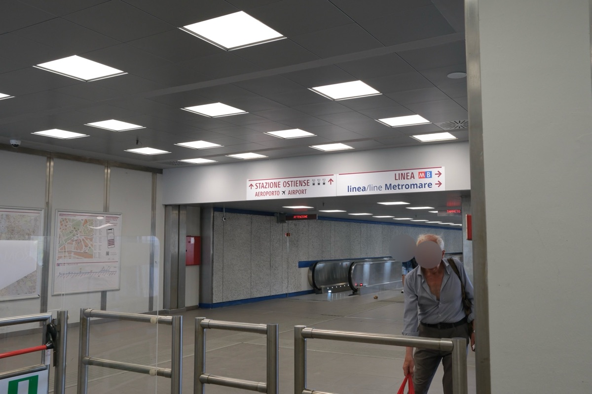 ピラミデ駅からイータリー方面につながる地下通路