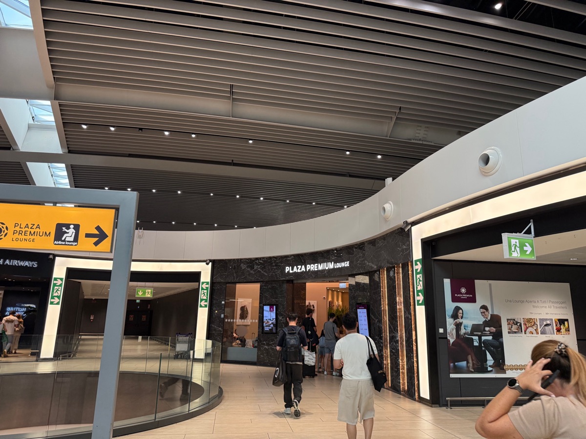 プラザ・プレミアム・ラウンジの入り口