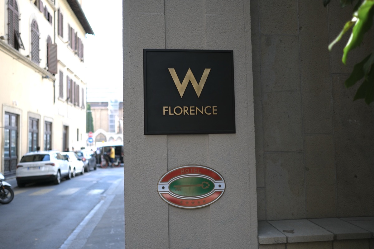 W Florenceのホテル入り口にあるホテル名を示すサイン