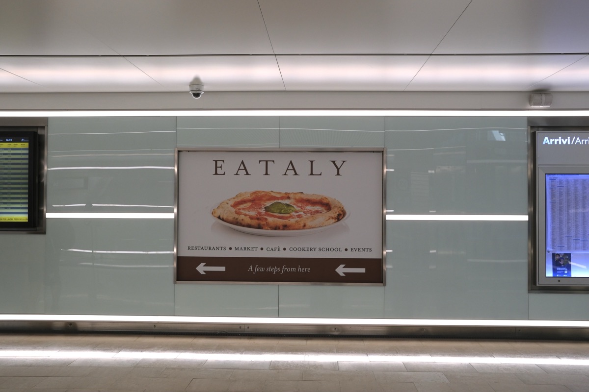 地下通路の中のイータリーの看板