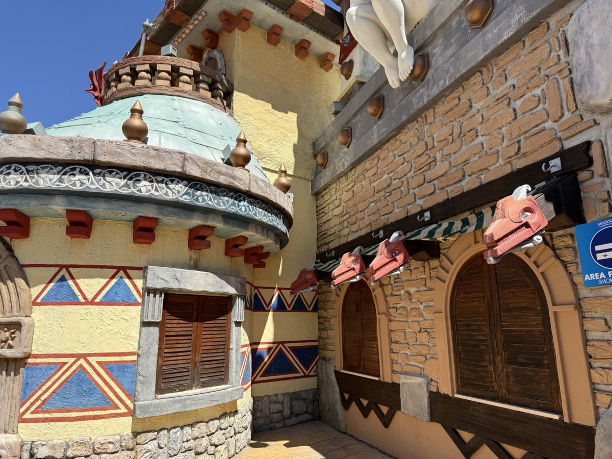 マジックランドの入口付近にあるお店が集まるエリア
ガーゴイルのような意匠