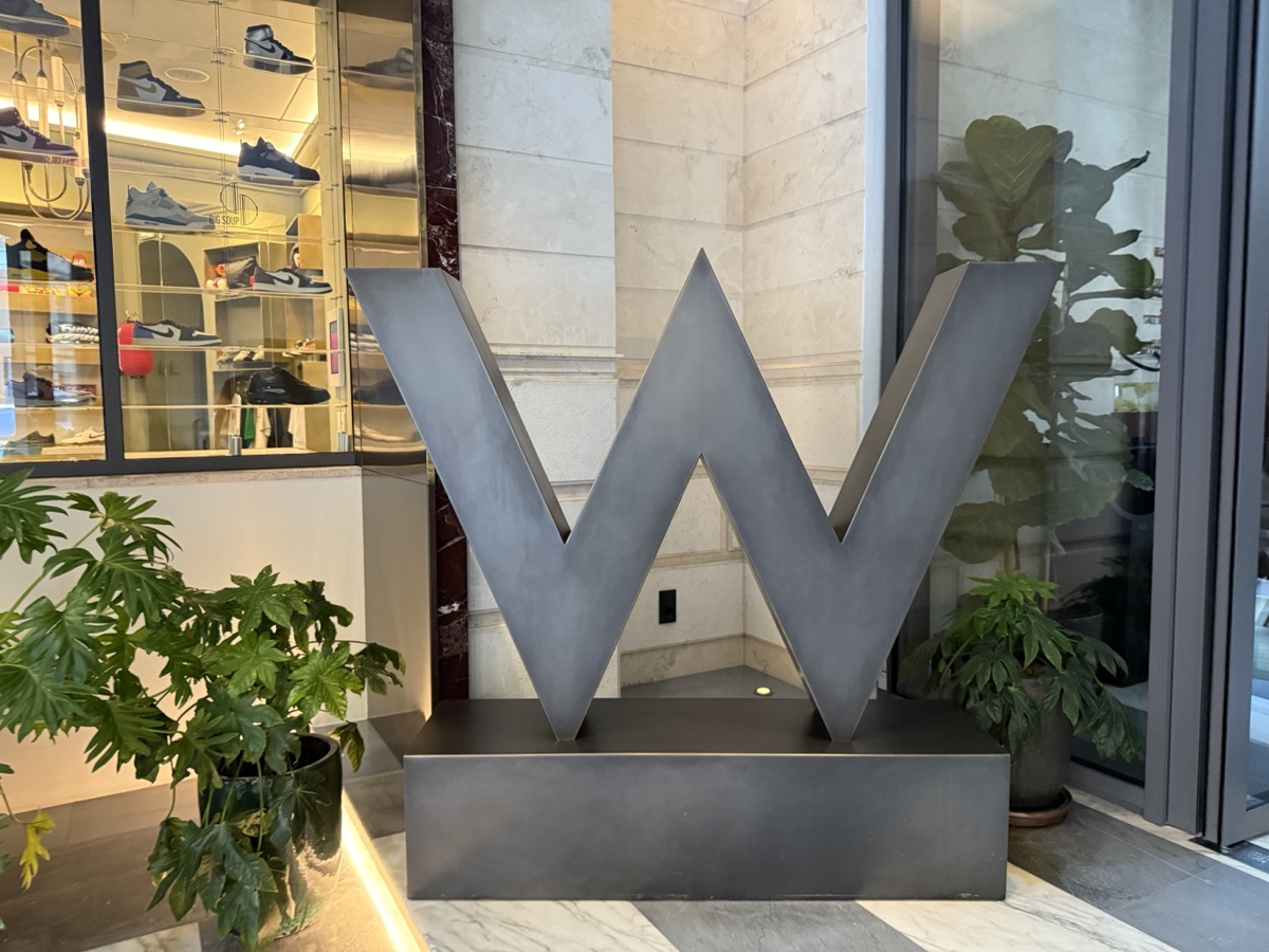 WローマのWオブジェ