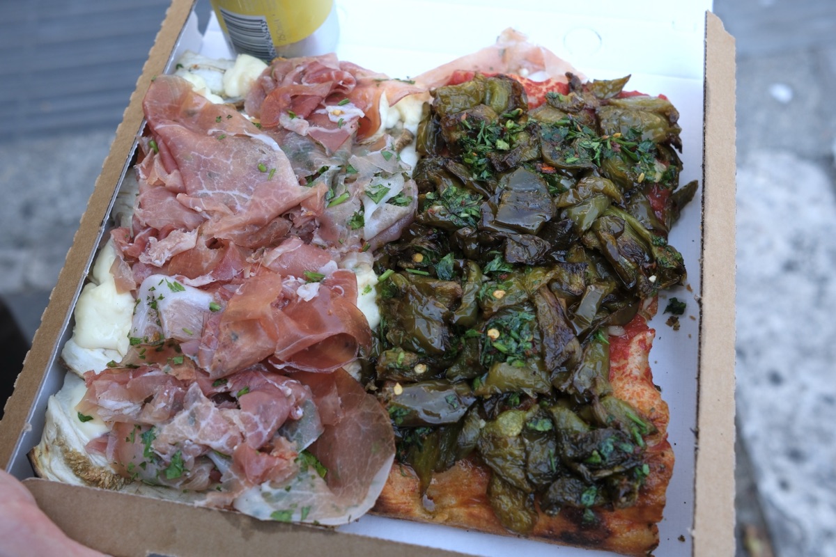 ボンチ(Bonci)でテイクアウトしたピザ
左が生ハム、右がししとうのような野菜