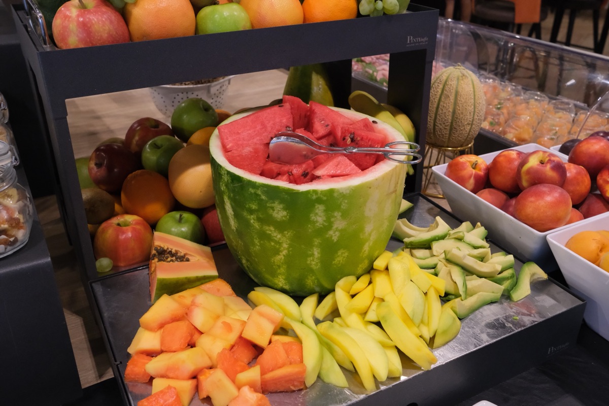 iQ ホテル ローマの朝食のフルーツコーナー、巨大なスイカ