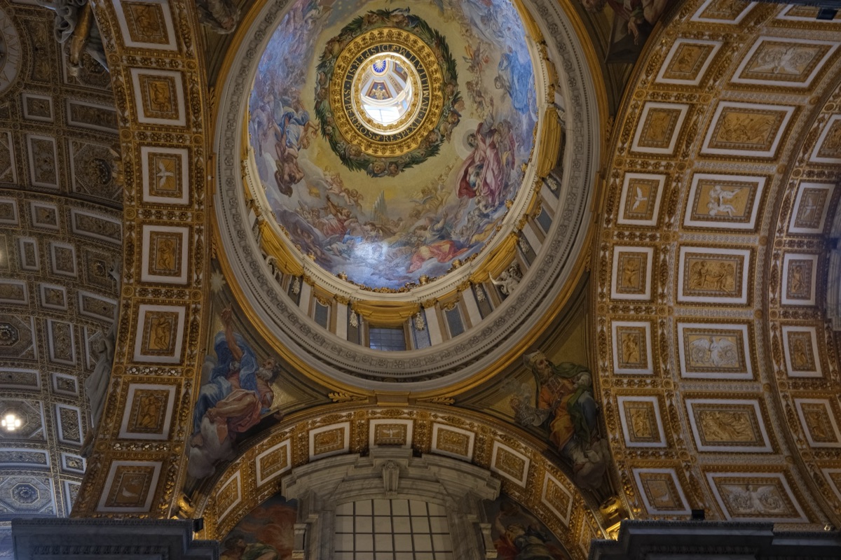 サン・ピエトロ大聖堂の楕円形のドーム