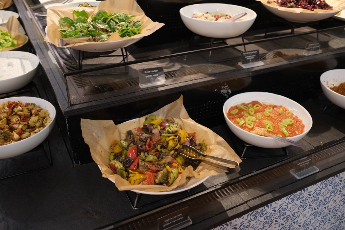 イスタンブールのターキッシュエアラインズのラウンジの食べ物