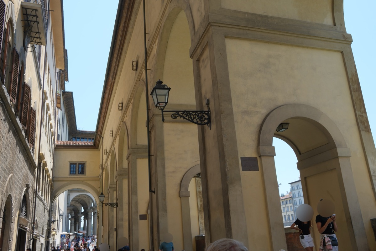 ヴァザーリの回廊の下にある歩道から見上げた景色