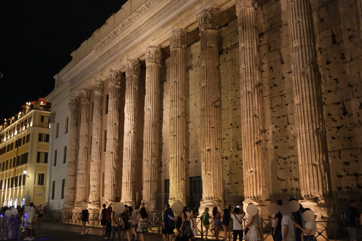 ライトアップされたローマの遺跡を活用した街並み