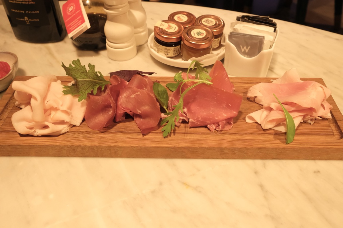 Wローマの朝食のハムなど