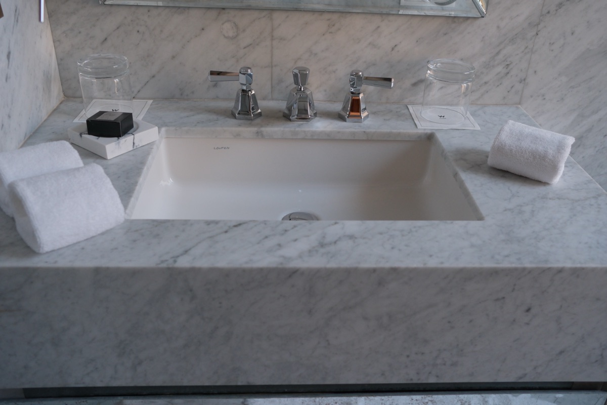 Wローマの客室の洗面台