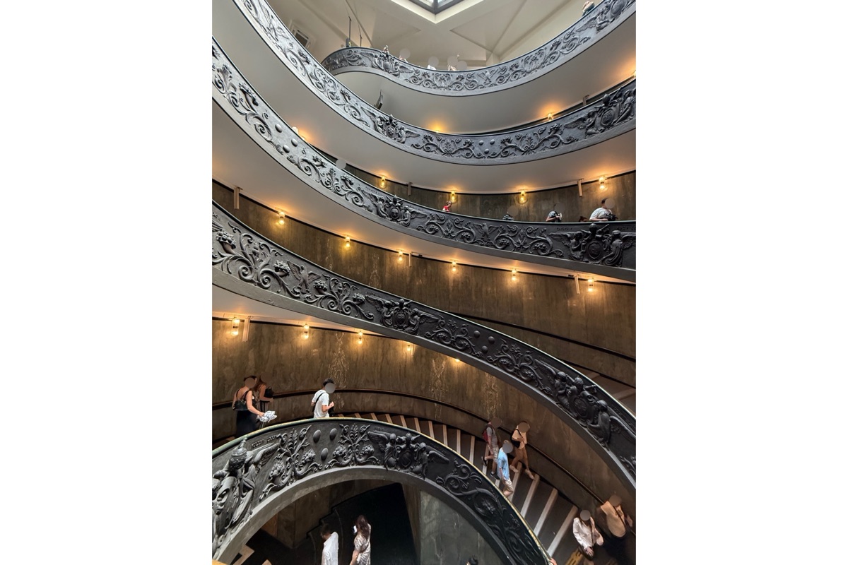 バチカン美術館の巨大なスパイラル階段